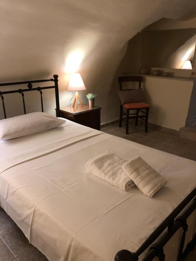 Kamares Cave House 3 Apartment Alika Bagian luar foto