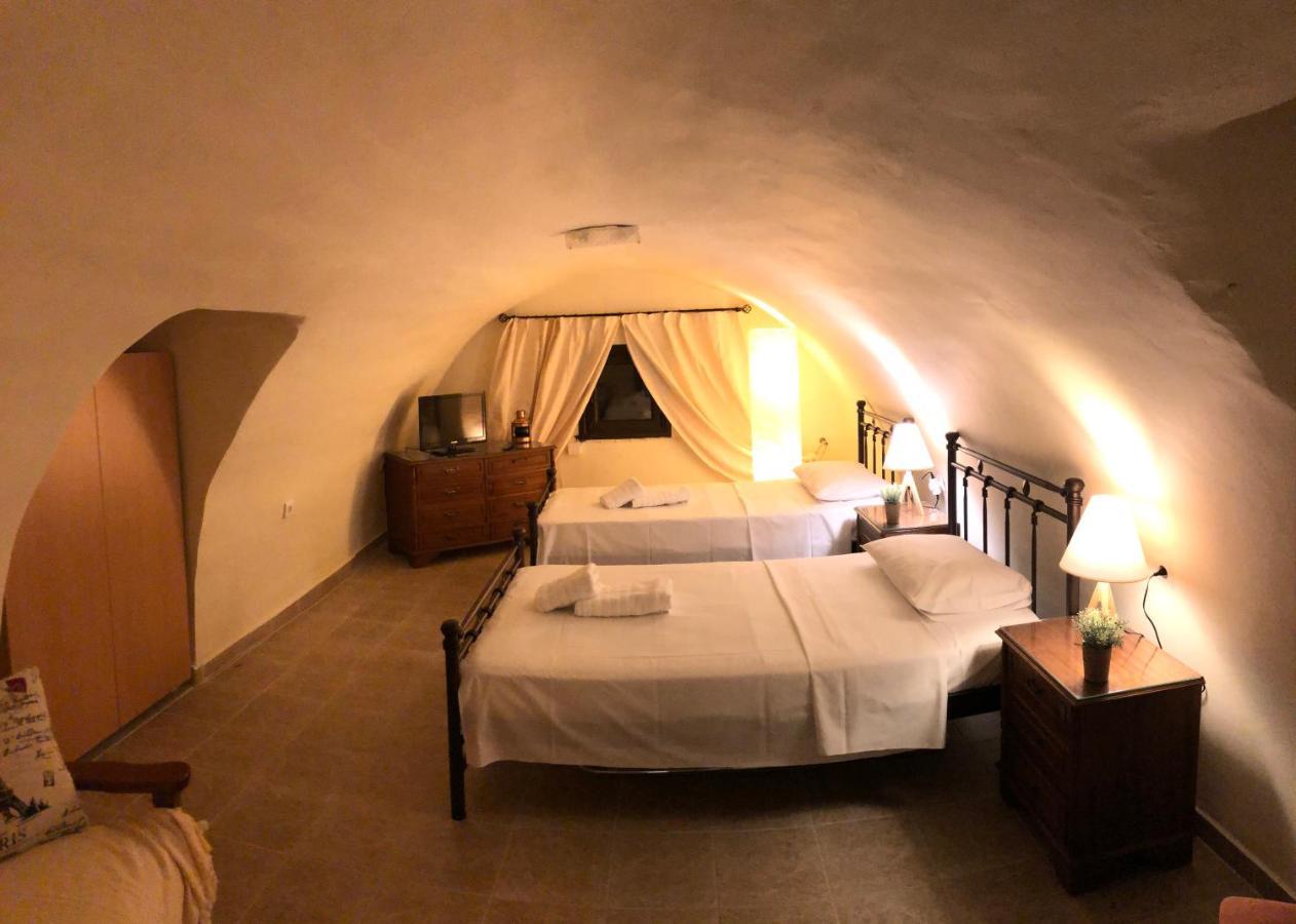 Kamares Cave House 3 Apartment Alika Bagian luar foto